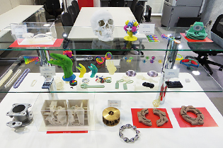 画像：展示会で出展した機器、造形物は新横浜、名古屋、大阪でもご覧いただけます